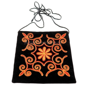 Czarna listonożka torebka haftowana Sajma