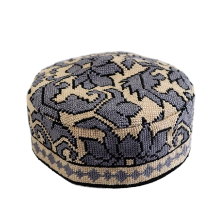 Męska czapka krymka z haftem krzyżykowym (56cm)