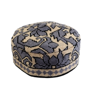 Męska czapka krymka z haftem krzyżykowym (56cm)