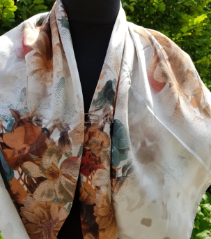 Damska chusta w kwiaty w jesiennych kolorach