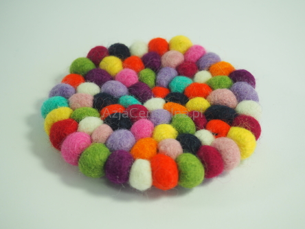 Kolorowa podkładka dekoracyjna pod kubek z wełnianych kulek o średnicy 10 cm