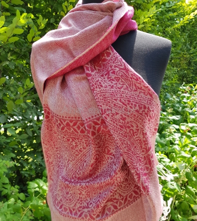 Dwustrony elegancki szal bordowo-beżowy z paszminy i frędzlami