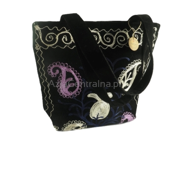 Czarna torba wyszywana w kwiaty z aksamitu