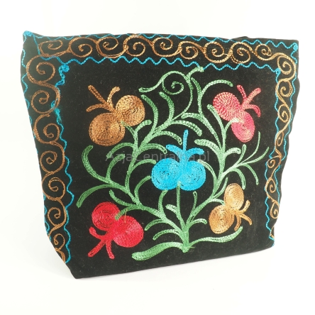 Damska torba haftowana czarna z aksamitu