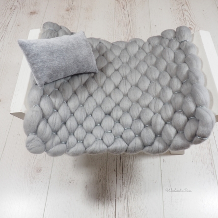 Kocyk czesankowy tkany z poduszką do sesji noworodkowej Jasno szary