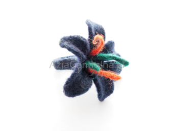Pierścionek filcowany Kwiat z wełny