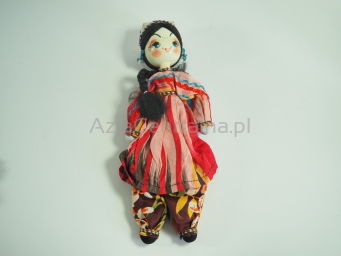 Lalka uzbecka dziewczynka w stroju tradycyjnym