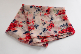 Cienka chusta damska w kwiaty