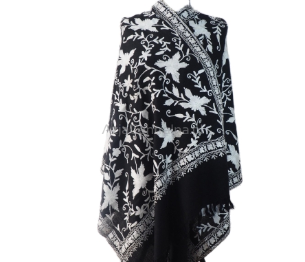 Czarny wełniany szal ze srebrnym haftem w kwiaty i frędzlami