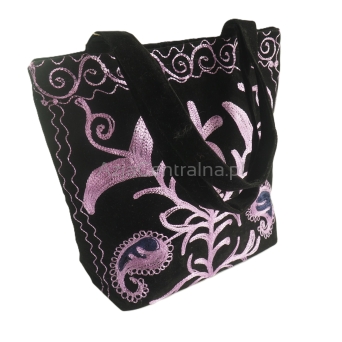 Czarna torba wyszywana w kwiaty z aksamitu