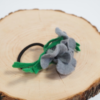 Gumka do włosów Szarym kwiatem filcowym