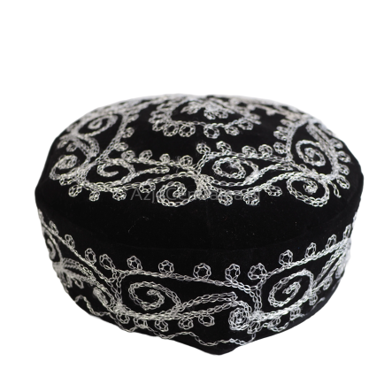 Cienka czapka męska krymka Czarna srebrnym haftem (60,61,62cm)