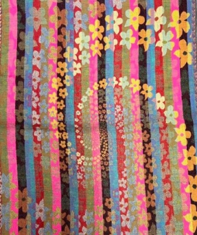 Duży damski szal z wełny merynosów kolorowy w kwiaty