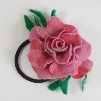 Różowa róża z wełny z gumką do włosów dla dziewczynek