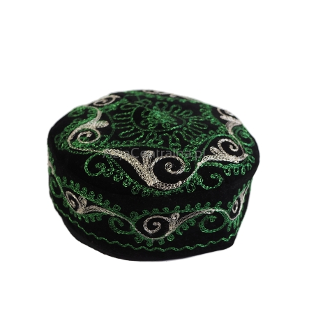 Cienka czapka męska krymka Czarna Zielona haftowana (59cm)