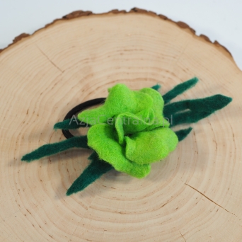 Gumka do włosów zielonym kwiatem filcowym