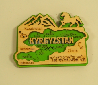 Magnes- drewniany mapa Kirgistanu Kyrgyzstan, zielony